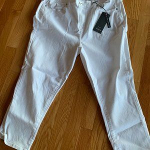 TORRID white skinny leg capri jeans